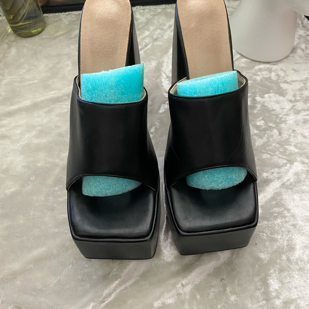 BRATZ BLACK STRAP PLATFORMS - Picture 2 of 6